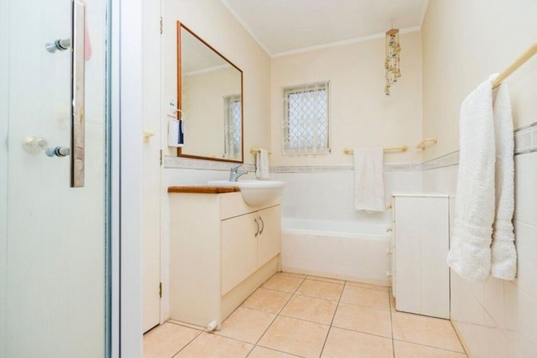 Photo of property in 2/335 Wairau Road, Totara Vale, Auckland, 0627