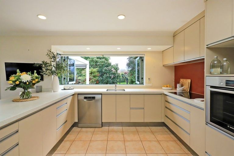 Photo of property in 28 Kensington Drive, Taradale, Napier, 4112
