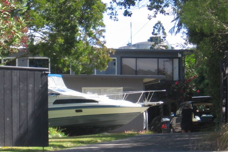 Photo of property in 25 Montana Avenue, Murrays Bay, Auckland, 0630