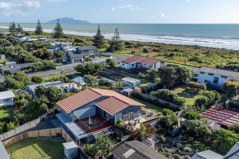 Photo of property in 17 Moana Street, Otaki Beach, Otaki, 5512