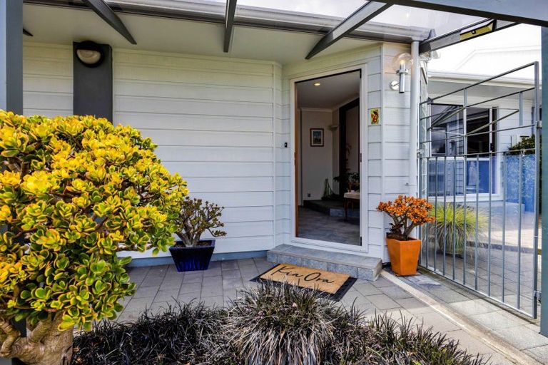 Photo of property in 6 Argyle Place, Highlands Park, New Plymouth, 4312