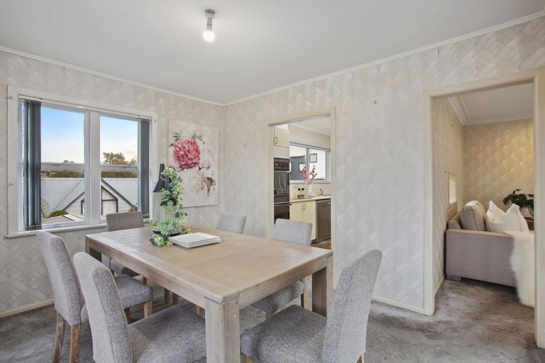 Photo of property in 16 Sylvan Crescent, Te Atatu South, Auckland, 0610