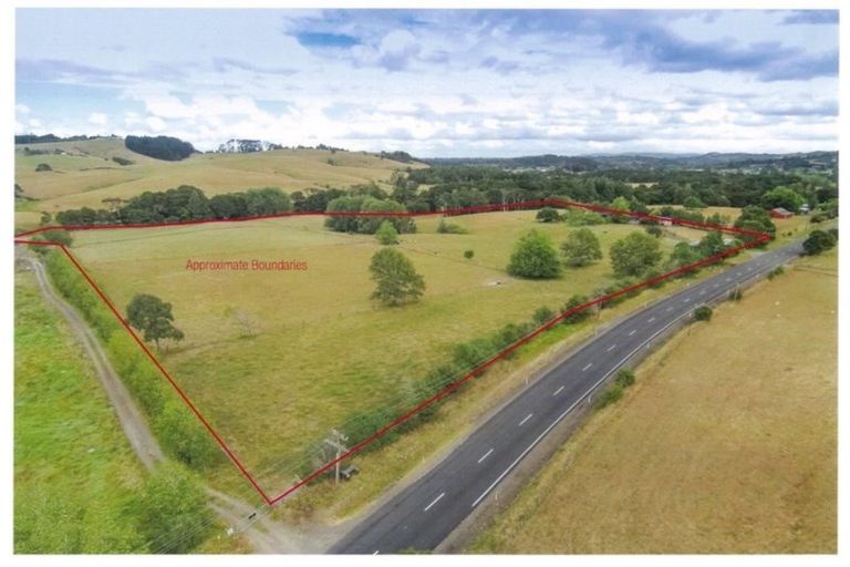 Photo of property in 264 Waikoukou Valley Road, Waimauku, 0882