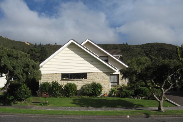 Photo of property in 5 Helvetia Grove, Naenae, Lower Hutt, 5011