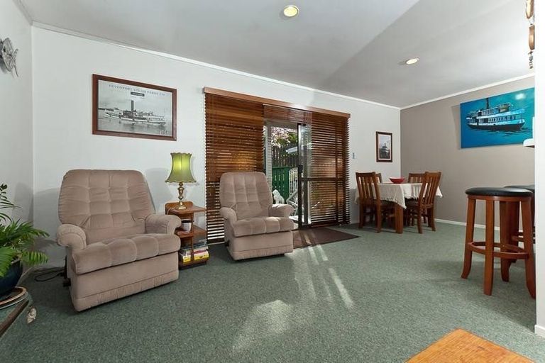 Photo of property in 19 Topliss Drive, Northcross, Auckland, 0632