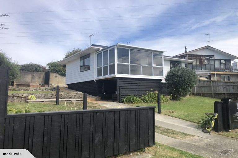 Photo of property in 15 Wakeling Avenue, Te Atatu South, Auckland, 0610