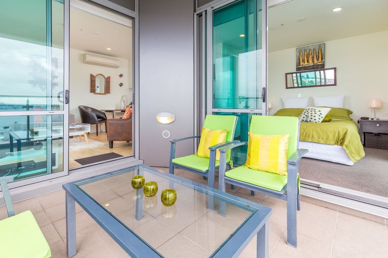 Photo of property in 30 Beach Road, Te Atatu Peninsula, Auckland, 0610