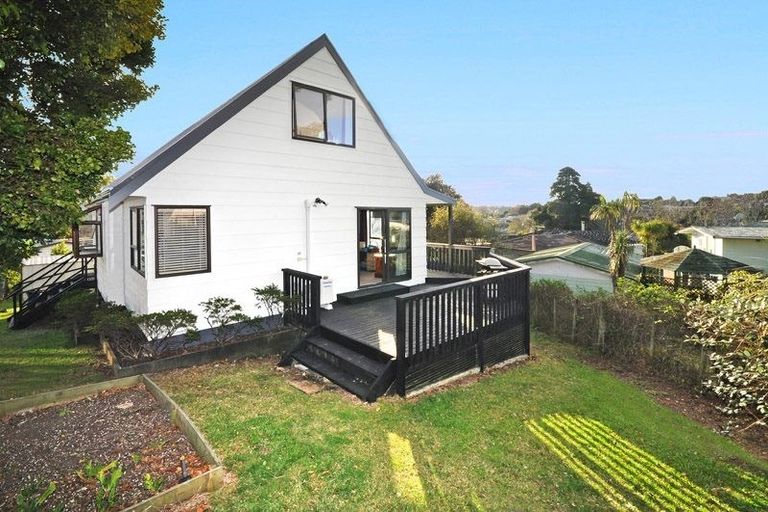 Photo of property in 2/8 Sunward Rise, Glenfield, Auckland, 0629