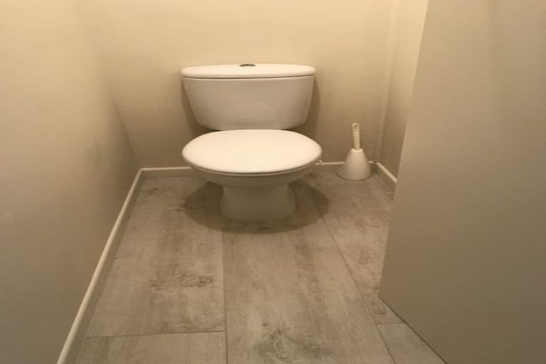 Photo of property in 2/24 Garadice Road, Rothesay Bay, Auckland, 0630