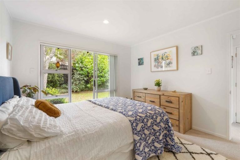 Photo of property in 1/41 Ravenwood Drive, Forrest Hill, Auckland, 0620