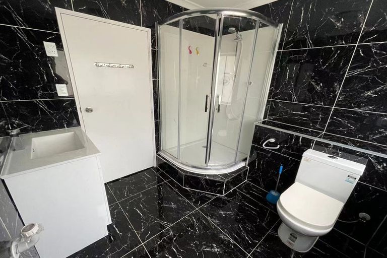 Photo of property in 1/663 Beach Road, Rothesay Bay, Auckland, 0630