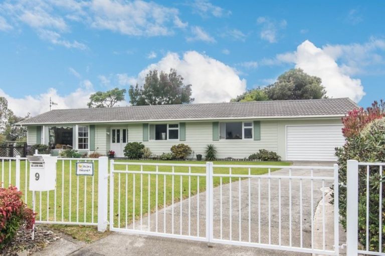 Photo of property in 9 Lesley Grove, Waikanae, 5036