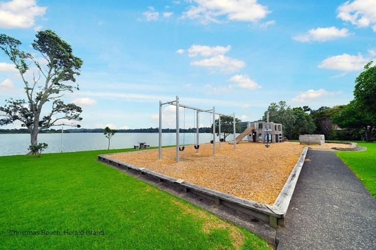 Photo of property in 28 Ferry Parade, Herald Island, Auckland, 0618