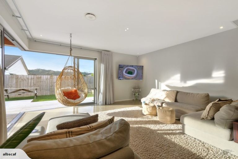 Photo of property in 21 Van Rixel Drive, Kumeu, 0810