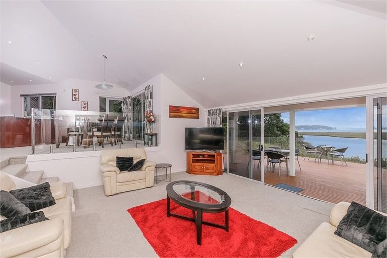 Photo of property in 21 Constable Lane, West Harbour, Auckland, 0618