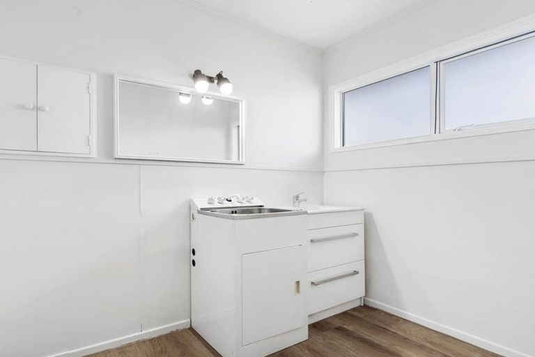 Photo of property in 19 Ravenwood Drive, Forrest Hill, Auckland, 0620