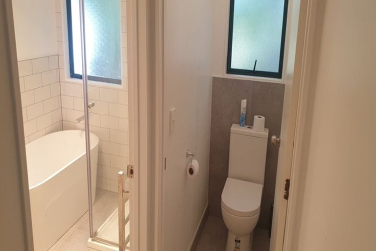 Photo of property in 2/21 Contessa Drive, Glenfield, Auckland, 0629