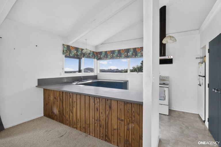 Photo of property in 129 Gloaming Hill, Titahi Bay, Porirua, 5022