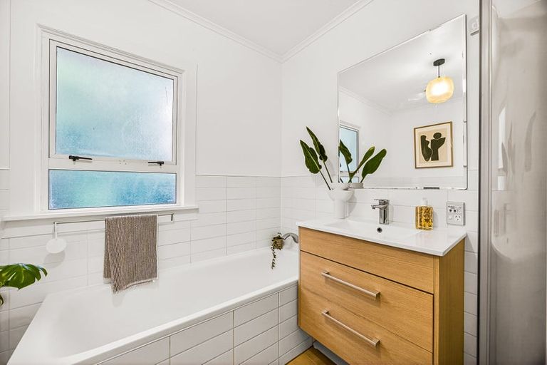 Photo of property in 6 Walker Road, Henderson Valley, Auckland, 0612