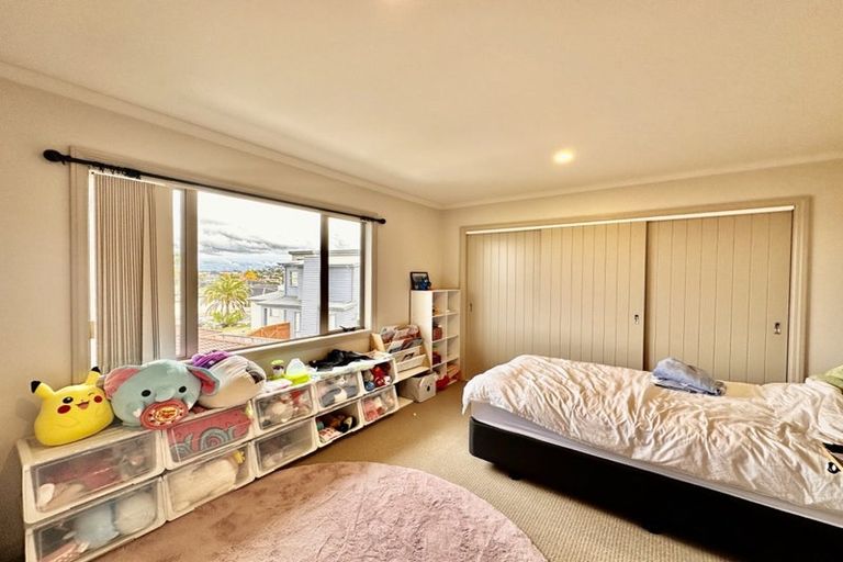 Photo of property in 12 Keating Rise, Northcross, Auckland, 0632
