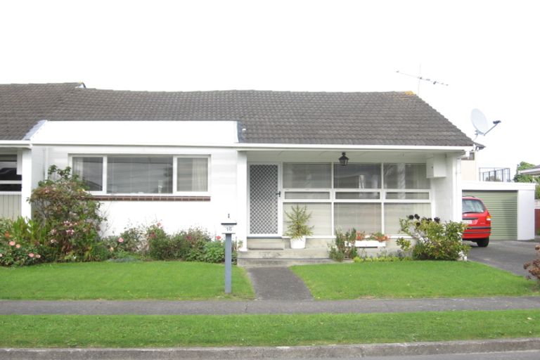 Photo of property in 16 Amberley Grove, Hutt Central, Lower Hutt, 5010