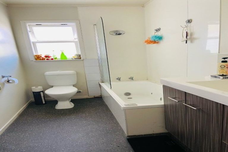 Photo of property in 122 Mahia Road, Wattle Downs, Auckland, 2103