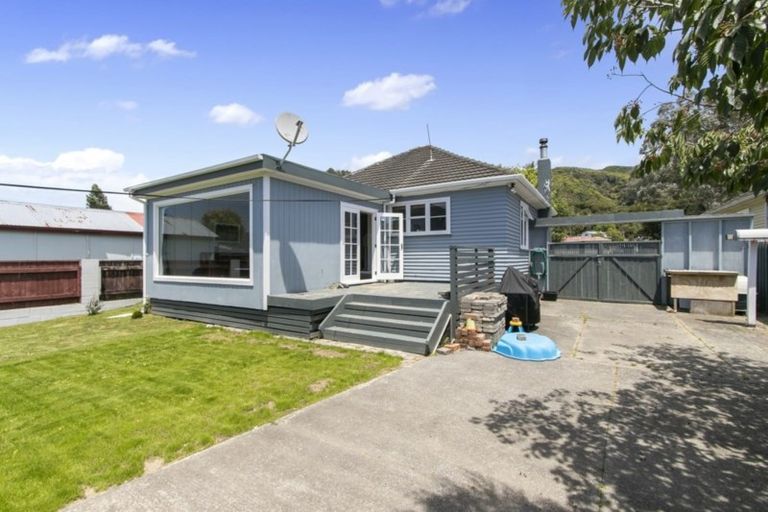 Photo of property in 118 Wainuiomata Road, Wainuiomata, Lower Hutt, 5014