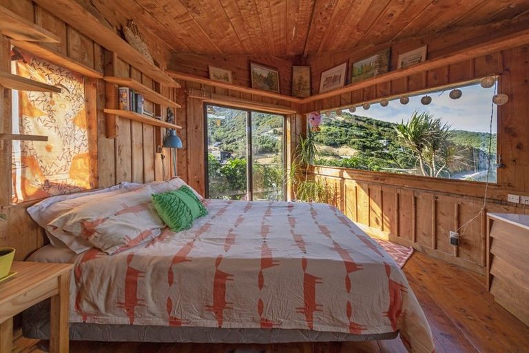 Photo of property in 11 Cave Road, Houghton Bay, Wellington, 6023