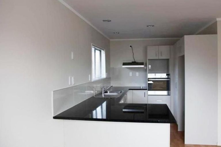 Photo of property in 17 Pitlochry Place, Highland Park, Auckland, 2010