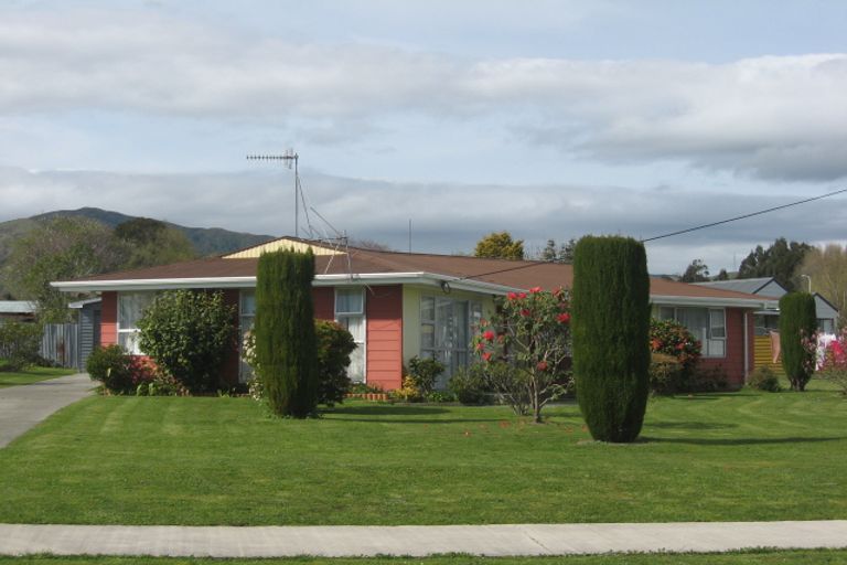 Photo of property in 28 Rata Street, Tokomaru, Palmerston North, 4474