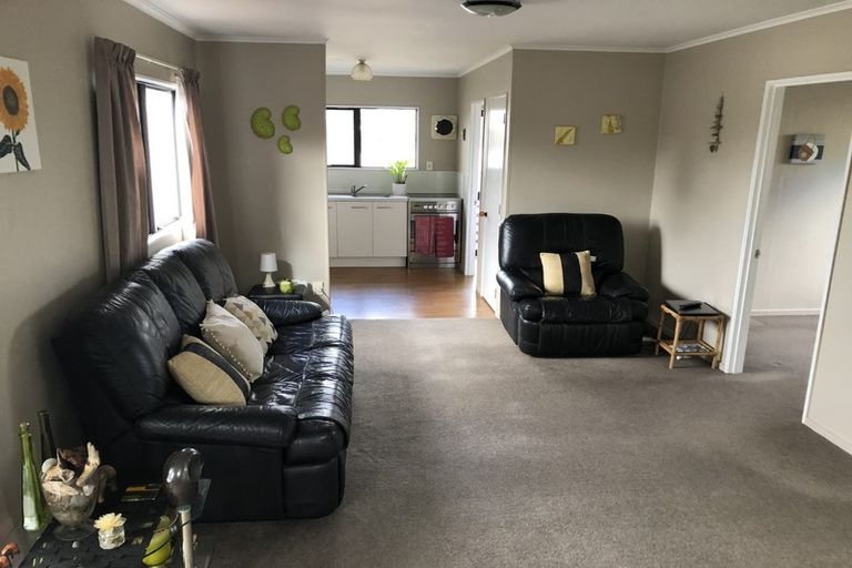 Photo of property in 1/6 Peterhouse Place, West Harbour, Auckland, 0618