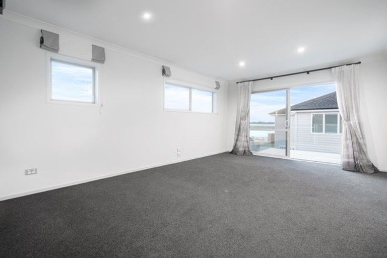 Photo of property in 18 Milano Boulevard, Karaka, Papakura, 2113