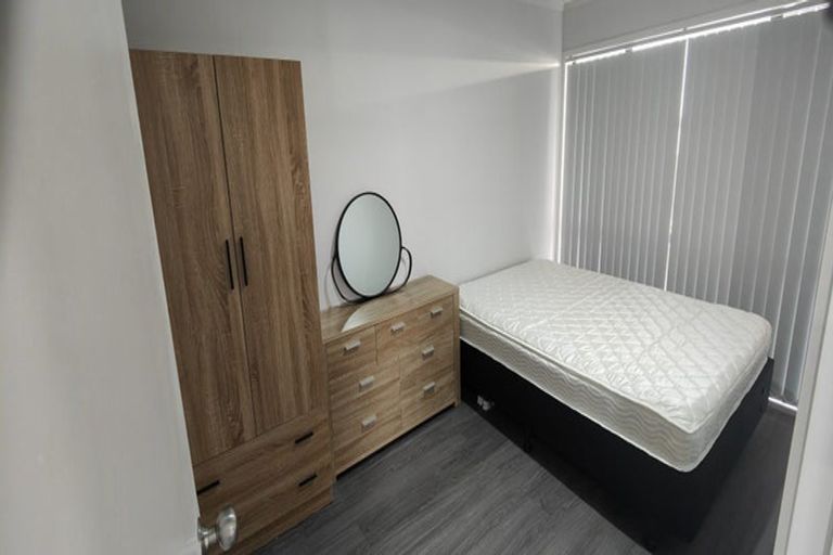 Photo of property in 2/68 Totaravale Drive, Totara Vale, Auckland, 0629