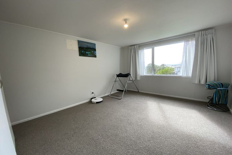 Photo of property in 1/15 Bloomsbury Grove, Newlands, Wellington, 6037