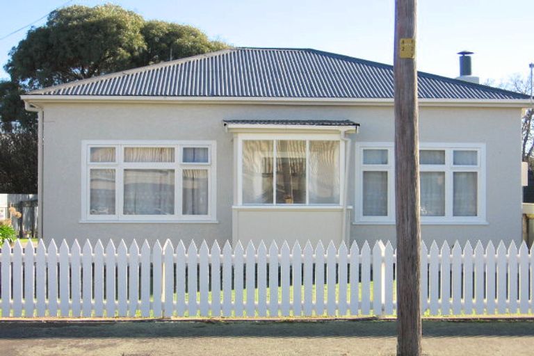 Photo of property in 11 Wellesbourne Street, Palmerston North, 4410