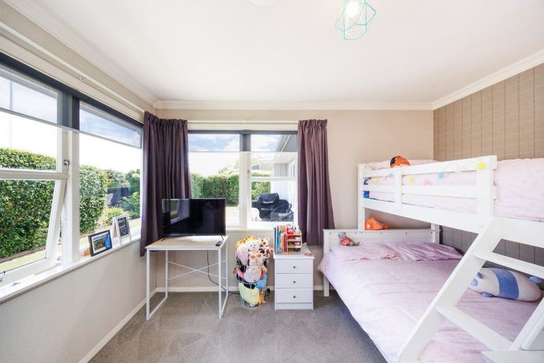 Photo of property in 2 Anzio Place, Awapuni, Palmerston North, 4412