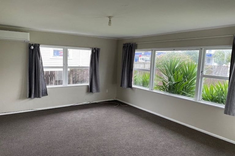 Photo of property in 2/468 Swanson Road, Ranui, Auckland, 0612