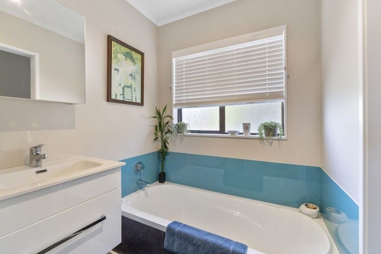 Photo of property in 24 Jasmine Grove, Maungaraki, Lower Hutt, 5010