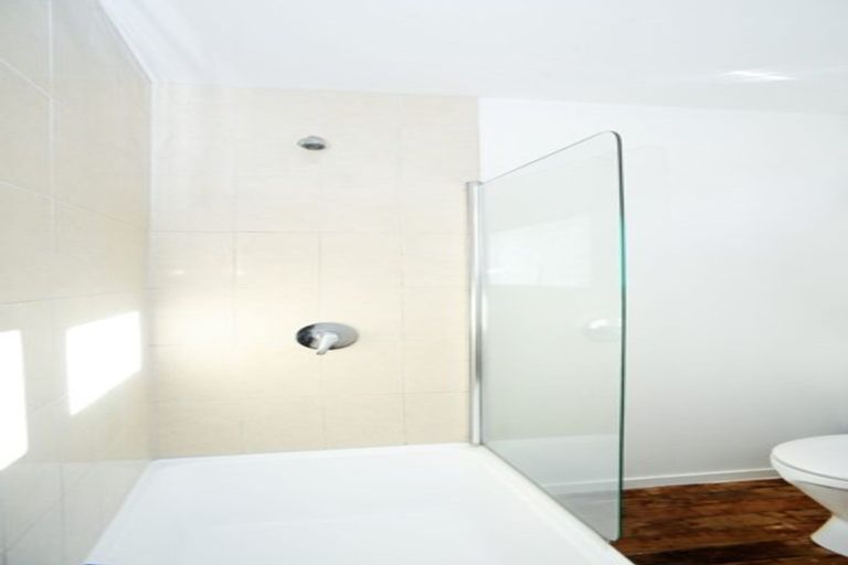 Photo of property in 20 Hawkhurst Road, Lyttelton, 8082