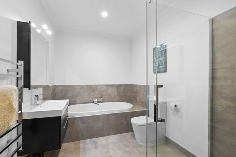 Photo of property in 438 Mangorei Road, Highlands Park, New Plymouth, 4312