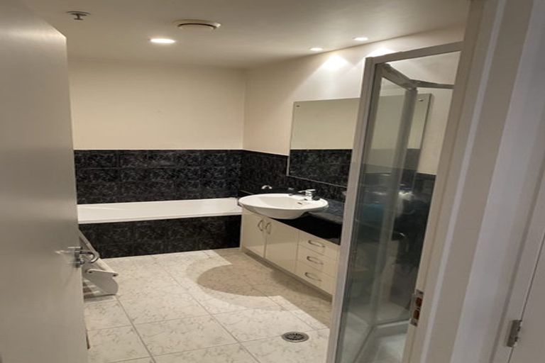 Photo of property in 2a/171 Hurstmere Road, Takapuna, Auckland, 0622