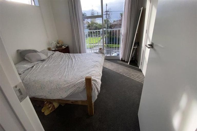 Photo of property in 28a Yeovil Road, Te Atatu Peninsula, Auckland, 0610