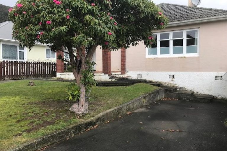 Photo of property in 179 Whites Line East, Waiwhetu, Lower Hutt, 5010