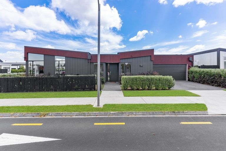 Photo of property in 1 Gallantry Crescent, Papakura, 2110