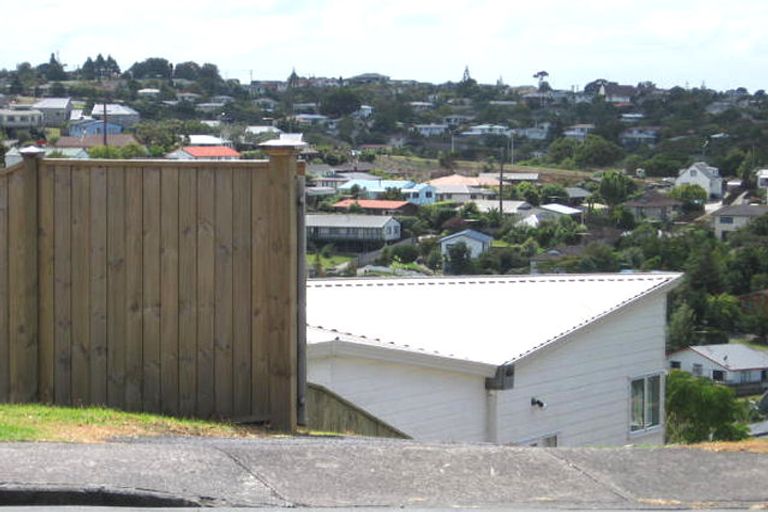 Photo of property in 1/66 Target Road, Totara Vale, Auckland, 0629