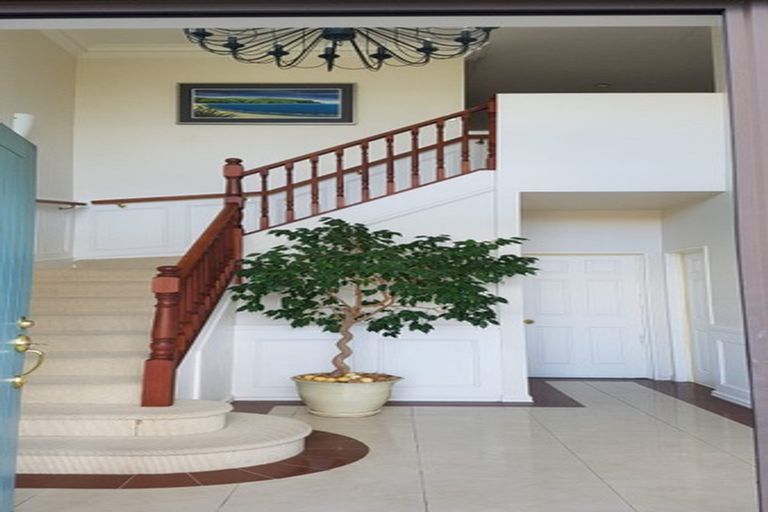Photo of property in 2 Graham Collins Drive, Windsor Park, Auckland, 0632