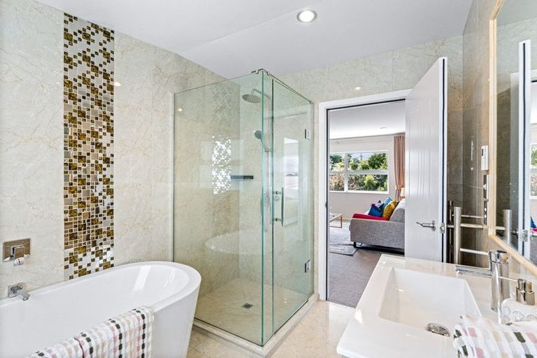 Photo of property in 17 Limmer Place, Browns Bay, Auckland, 0632