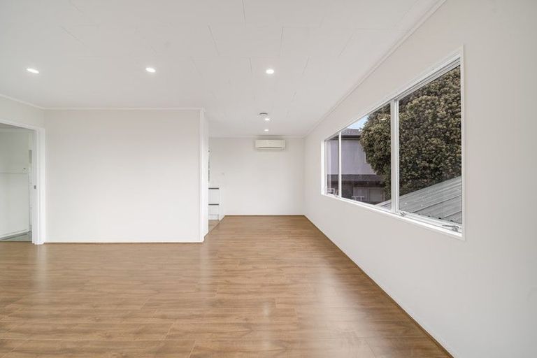 Photo of property in 1/2 Netherlands Avenue, Kelston, Auckland, 0602