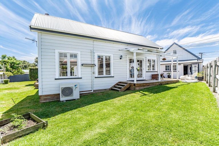Photo of property in 38 Waiwaka Terrace, Strandon, New Plymouth, 4312