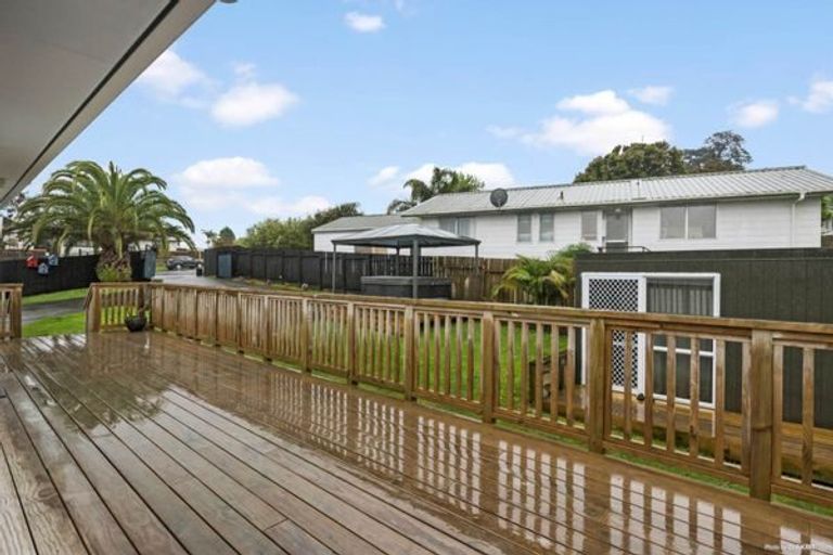 Photo of property in 28 Hueglow Rise, West Harbour, Auckland, 0618